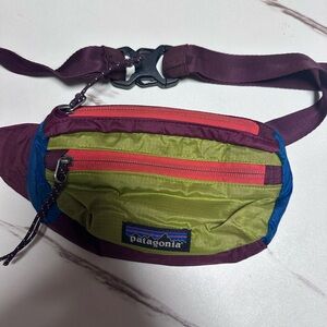 Patagonia // Ultralight Black Hole Mini Hip Pack 1L Needle Green-Maroon-Blue